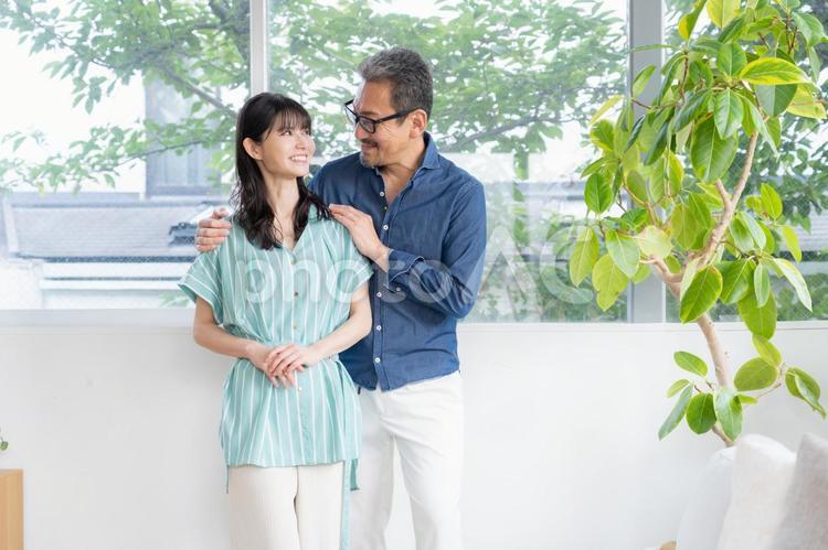 リビングでくつろぐミドルの夫婦 夫婦,家族,ミドルの写真素材