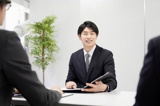 Japanese male businessman explaining face-to-face, negócio, chamada de vendas, contrato, JPG