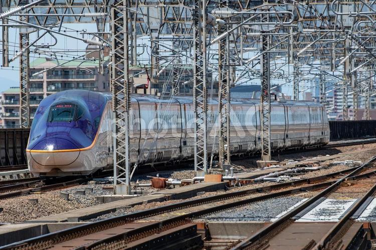大宮駅を出発する山形新幹線E8系 つばさ 山形新幹線,新幹線,e8系の写真素材