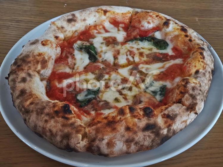 イタリアレストランの窯焼きピザ ピザ,イタリアン,モッツァレラの写真素材