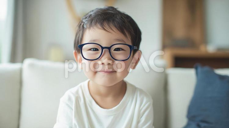 眼鏡をかけた男の子 子ども,眼鏡,幼児の写真素材
