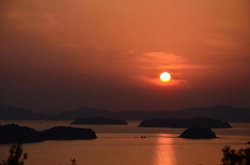 倉敷市下津井からの瀬戸内海の夕日と多島美 夕日,夕焼け,海の写真素材
