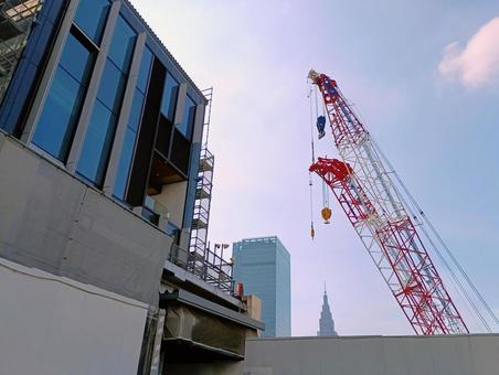 クローラークレーンの先端とビル クローラークレーンの先端とビル 空,頑丈,クレーンの写真素材