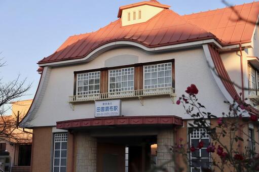 旧田園調布駅駅舎とバラの花 1 田園調布,田園調布駅,旧田園調布駅駅舎の写真素材