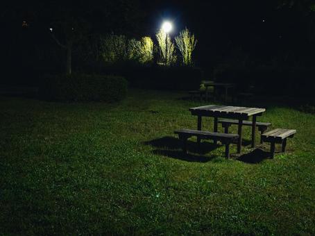 夜の公園、テーブルベンチ テーブルベンチ,公園,夜の写真素材