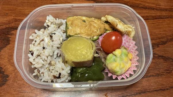 肉詰めと雑穀米節約弁当 肉詰めと雑穀米節約弁当 節約弁当,弁当,手作り弁当の写真素材