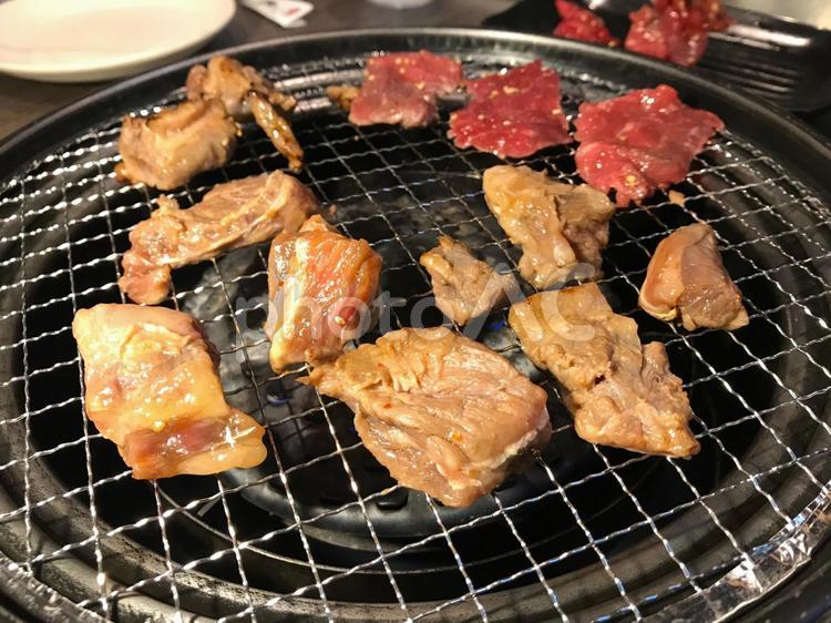 焼肉　イメージ 焼肉,網,牛肉の写真素材