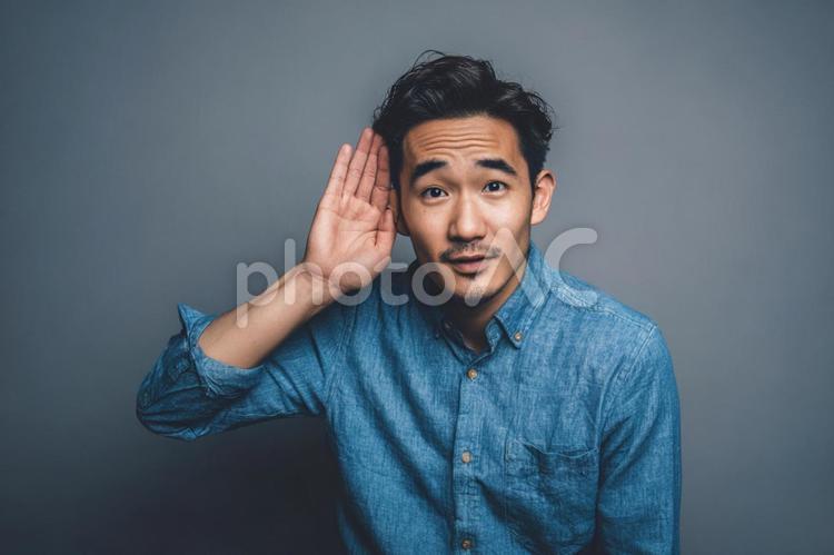 「何？」と聞き耳を立てるアジア人男性 男性,アジア人,聞くの写真素材