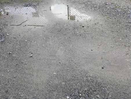 水たまり02 砂利,地面,水たまりの写真素材