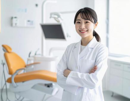 診察室で笑顔の日本人女医 腕組み 診察室で笑顔の日本人女医 腕組みの写真