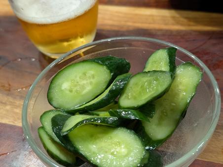 きゅうりの辛子漬けとビール きゅうりの辛子漬けとビール キュウリ,野菜,漬物の写真素材