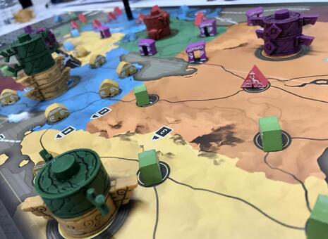 砂漠の地図に立つトーテム ボードゲーム,戦略,マップの写真素材