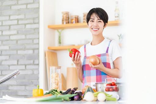 キッチンで料理をする主婦。 キッチンで料理をする主婦。 女性,料理,キッチンの写真素材