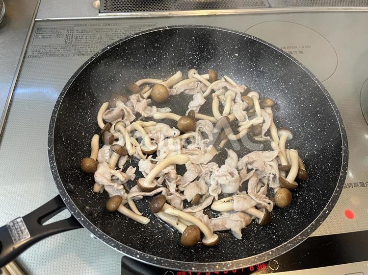 きのこと豚肉の炒めもの きのこ,しめじ,豚肉の写真素材