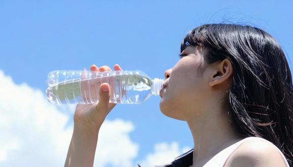 水を飲む女性 水を飲む女性の写真