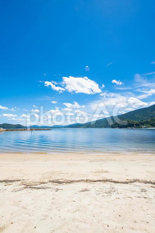 砂浜から眺める夏の海 残暑,晴れ,空の写真素材