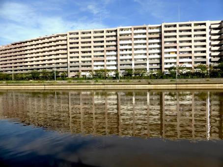 増水した遊水池と反射する対岸のマンション 増水した遊水池と反射する対岸のマンション 池,遊水池,水の写真素材
