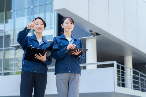 ビルメンテナンスする女性エンジニア 不動産,エンジニア,建築の写真素材