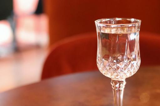 グラスに入った水とレストランの雰囲気 グラスに入った水とレストランの雰囲気 水,グラス,飲み物の写真素材