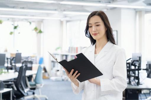 実験をする白衣の若い女性研究者 実験をする白衣の若い女性研究者 研究,サイエンス,実験の写真素材