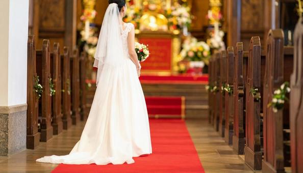 教会のバージンロードを歩く花嫁の後ろ姿 教会のバージンロードを歩く花嫁の後ろ姿の写真