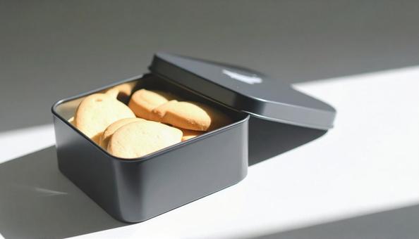 黒い箱入りのクッキー 黒い箱入りのクッキーの写真