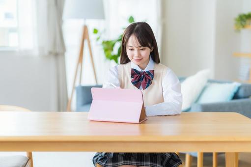 タブレットで勉強する女子高生 タブレットで勉強する女子高生 高校生,タブレット,笑顔の写真素材