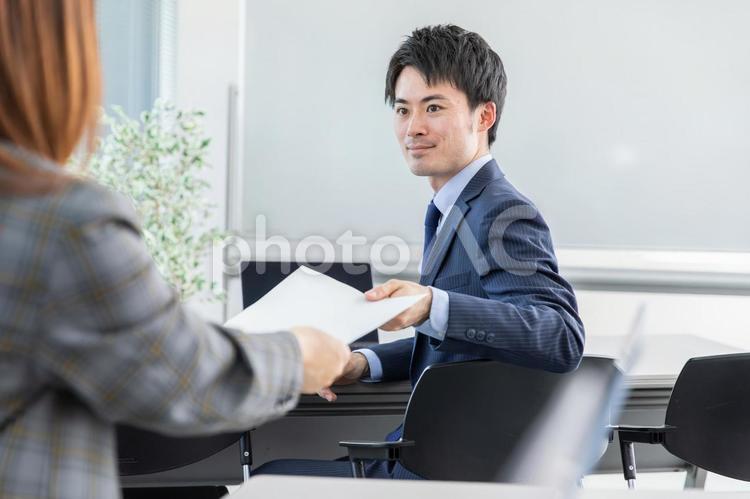 書類を受け取るビジネスマン ビジネス,会社,仕事の写真素材