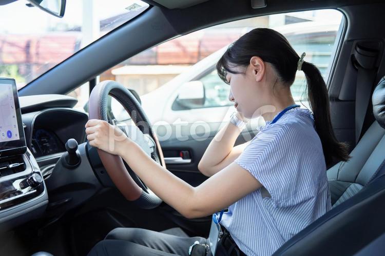 車の事故をして頭を抱える女性 車,事故,車事故の写真素材