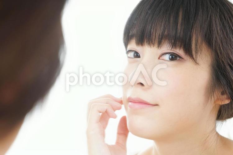 スキンケアをする若い女性 スキンケア,肌,保湿の写真素材