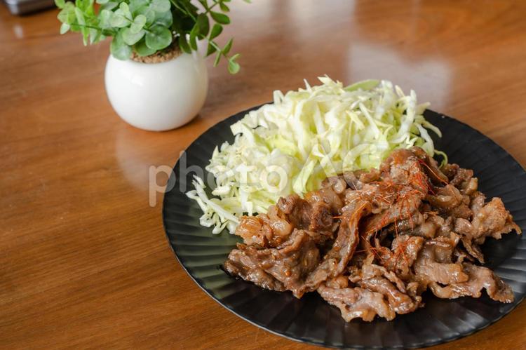 牛肉の甘辛炒めと千切りキャベツ 牛肉,甘辛,炒め物の写真素材