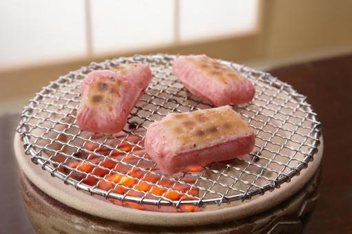 膨れて食べごろの餅 膨れて食べごろの餅の写真