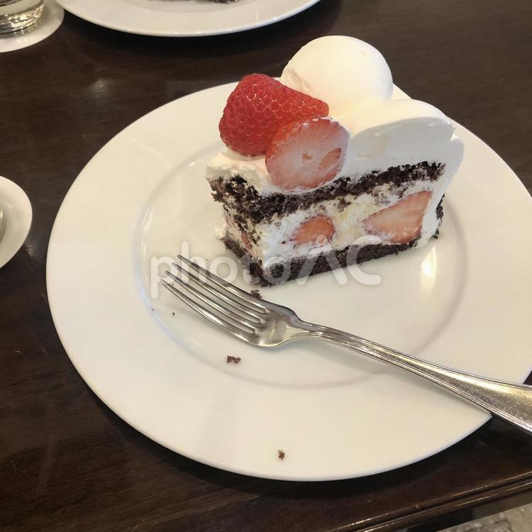 いちごのショートケーキ　食べかけ デザート,食べ物,たべものの写真素材