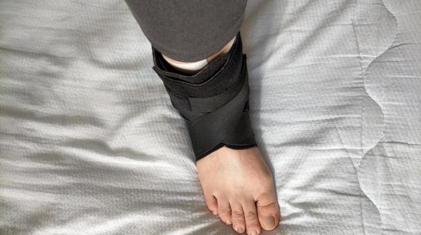 くるぶし捻挫 サポーター くるぶし捻挫,サポーター,捻挫の写真素材