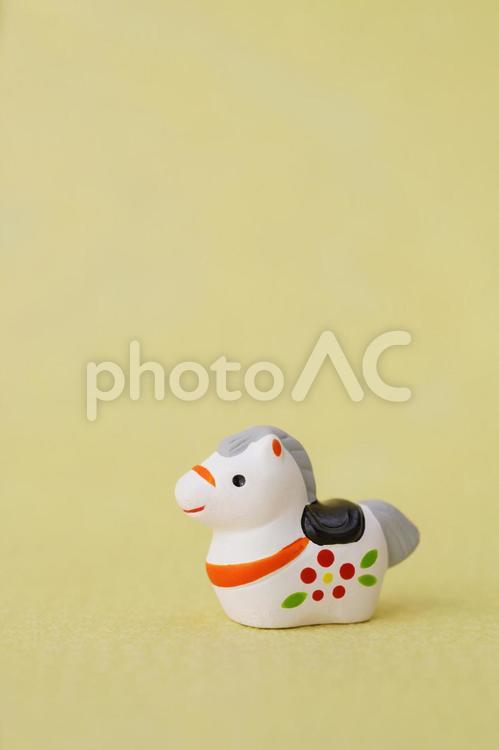 緑色背景のシンプルな午の置物 干支,午,馬の写真素材