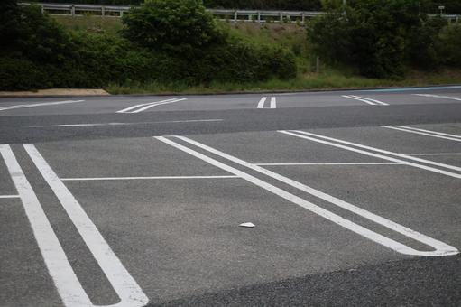白線のひかれた駐車場 白線のひかれた駐車場の写真