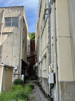 古い建物の隙間 古い建物の隙間の写真