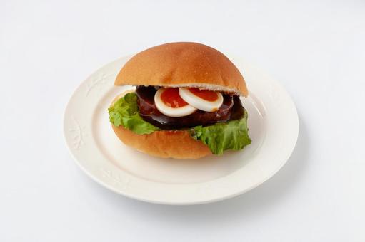 お皿にのせたテリヤキバーガー 白背景 お皿にのせたテリヤキバーガー 白背景の写真