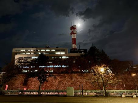 スーパームーンと福井城跡　福井県庁 夜景,満月,11月の写真素材