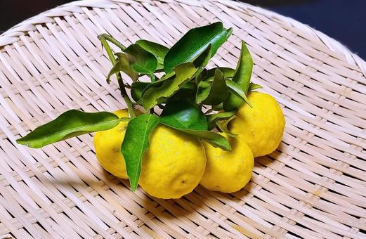 花柚子 柚子,小ぶり,葉付の写真素材