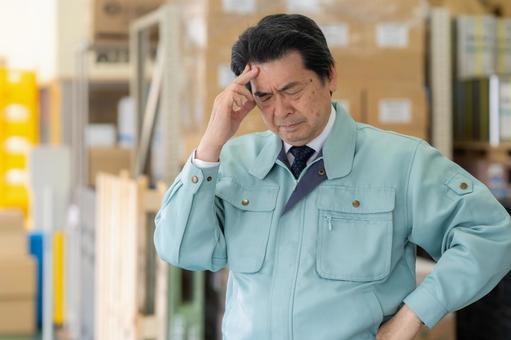 倉庫で働くシニアの男性作業員 倉庫で働くシニアの男性作業員 倉庫,工場,配達の写真素材