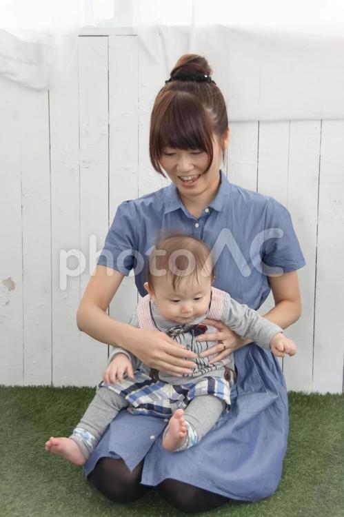 抱っこを嫌がる男の子 男の子,幼児,赤ちゃんの写真素材