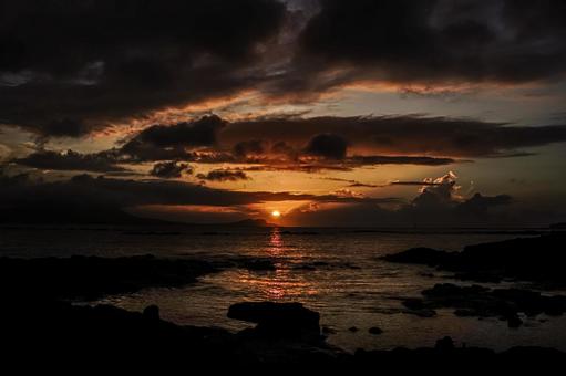 <五島の風景>夏の夜明けの海から昇る朝日 <五島の風景>夏の夜明けの海から昇る朝日の写真
