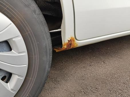 車下にできたサビ 車下にできたサビの写真