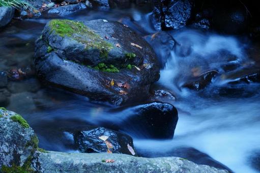 背景に合う清流 清流,川,落ち葉の写真素材