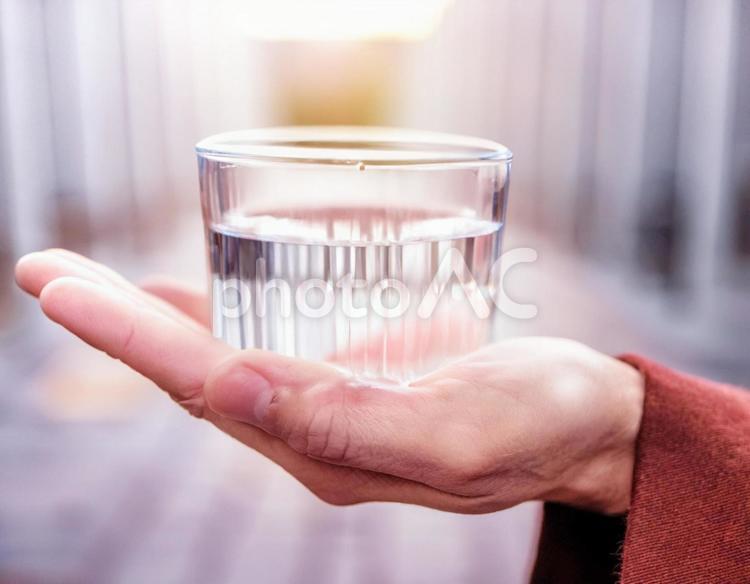 手の平にのせたお水 水,グラス,コップの写真素材
