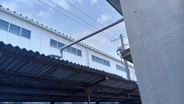 工場から見上げる空 工場から見上げる空 風景,景色,空の写真素材