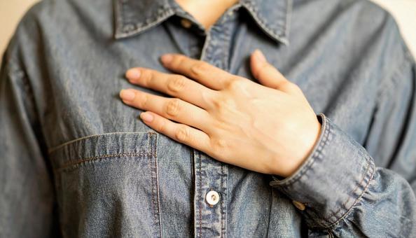 真心のイメージ 胸の前で手をあわせる女性 真心のイメージ 胸の前で手をあわせる女性の写真