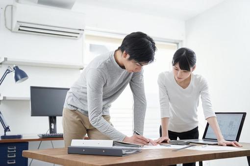 Designer having a meeting in the office, JPG Designer having a meeting in the office, डिजाइन विकलांग, जापानी, आदमी, JPG