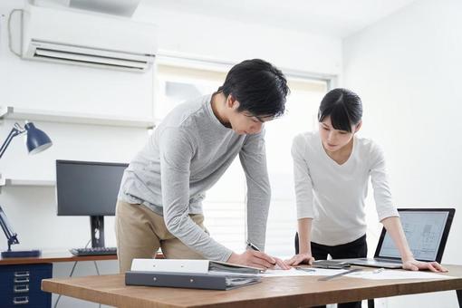 Designer having a meeting in the office, deficiência de design, japonês, homem, JPG